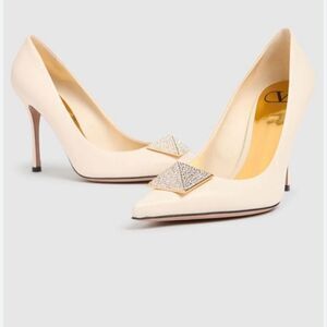 Valentino One Stud 100 Patent rhinestones, Pump cream/Dust Bag size 37.5/7 $1400